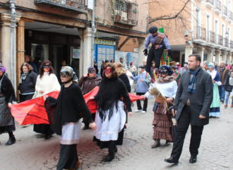 El tradicional «manteo del pelele» volvió al Carnaval de Alcalá
