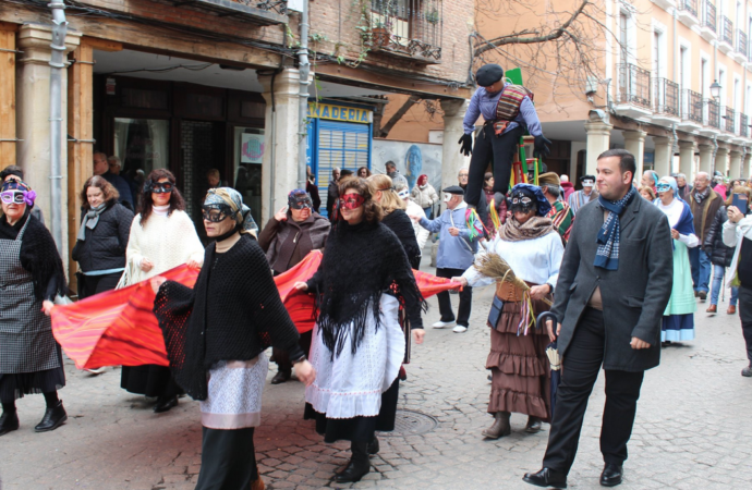 El tradicional «manteo del pelele» volvió al Carnaval de Alcalá