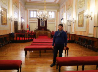 El Salón de Plenos del Ayuntamiento de Alcalá ya luce su nueva reforma