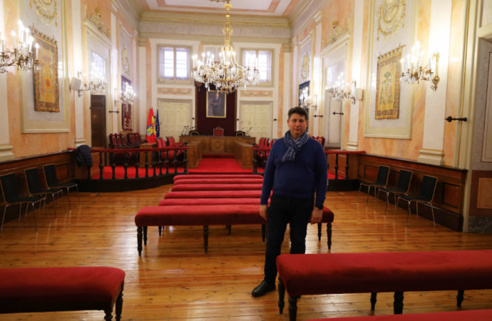 El Salón de Plenos del Ayuntamiento de Alcalá ya luce su nueva reforma