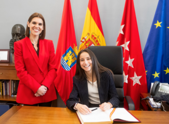 La medallista olímpica en Taekwondo, Adriana Cerezo, firma en el libro de honor de la ciudad de Alcalá
