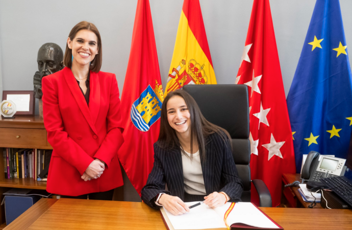 La medallista olímpica en Taekwondo, Adriana Cerezo, firma en el libro de honor de la ciudad de Alcalá