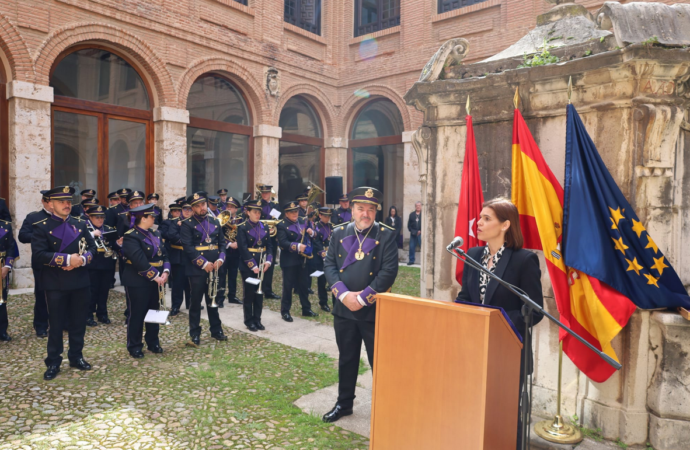 Homenaje de la Agrupación Musical de Medinaceli a la Policía y los veteranos Paracaidistas