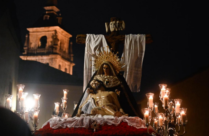 Semana Santa Alcalá: así fue la «Procesión del Silencio» que venció a la lluvia en Lunes Santo