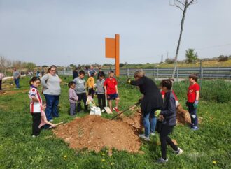 Una veintena de familias de Horche contribuyeron a mejorar el entorno en el IV Día del Árbol