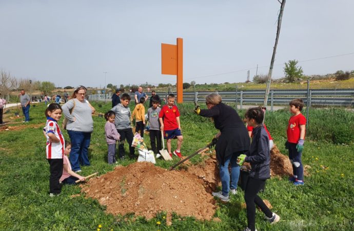 Una veintena de familias de Horche contribuyeron a mejorar el entorno en el IV Día del Árbol
