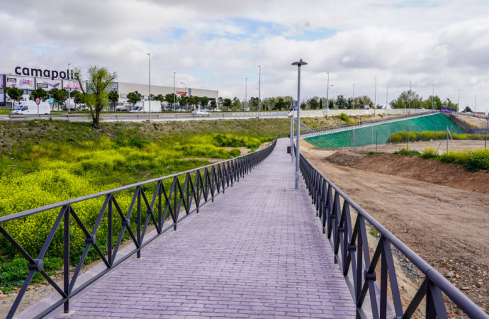 Un camino peatonal ya comunica el Polígono Los Almendros y el casco urbano de Torrejón desde el barrio de Fresnos