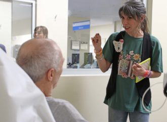 El Hospital de Torrejón celebró el Día Mundial del Libro con sesiones de cuentacuentos para sus pacientes
