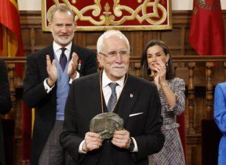 Los Reyes entregan en Alcalá el Premio Cervantes al escritor leonés, Luis Mateo Díez