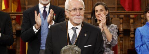Los Reyes entregan en Alcalá el Premio Cervantes al escritor leonés, Luis Mateo Díez