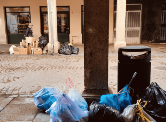 Nuevo sistema de recogida de residuos en la calle Mayor de Alcalá para eliminar el actual “bolseo”