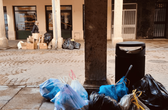 Nuevo sistema de recogida de residuos en la calle Mayor de Alcalá para eliminar el actual “bolseo”