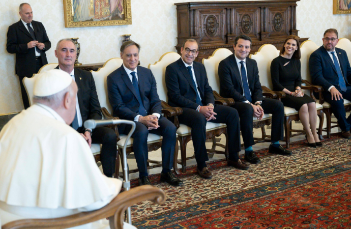 El Papa Francisco recibe a la alcaldesa de Alcalá, Judith Piquet, como miembro de las Ciudades Patrimonio Mundial de España