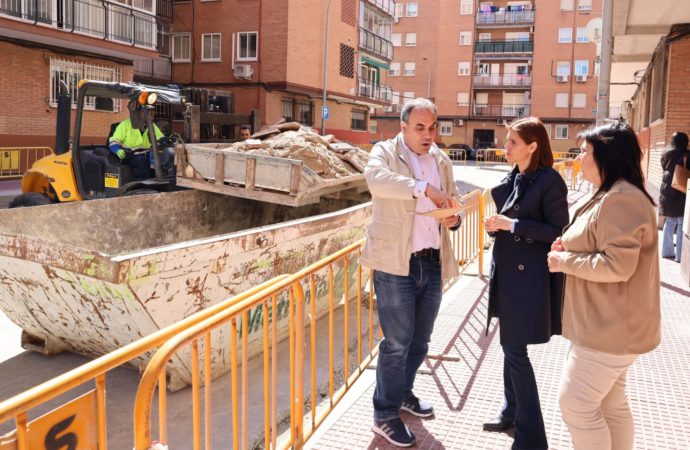 Visita a las obras de la calle Río Sil y Ronda Pescadería de Alcalá por parte de la alcaldesa