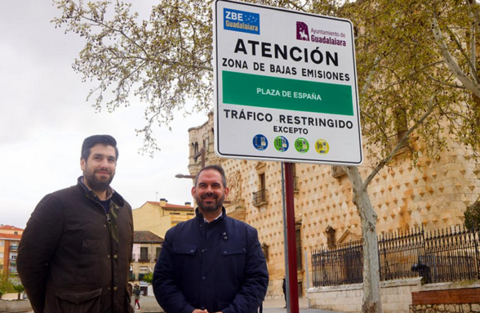 Abierta la Zona de Bajas Emisiones en Guadalajara con las señales de acceso en las calles afectadas