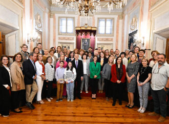 El Ayuntamiento de Alcalá rinde homenaje a los profesores y al personal de los centros educativos jubilados durante el curso 2023-2024