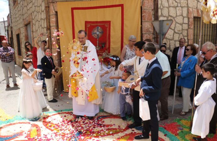 Almonacid de Zorita (Guadalajara), hará una alfombra floral de 2 km en la Fiesta del Corpus Christi