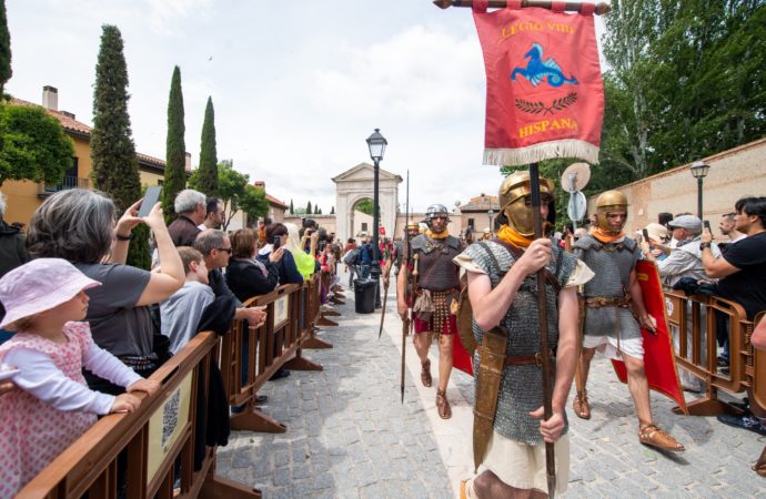 Gladiadores, desfile, mercado…los romanos llenaron las calles de Alcalá el Puente de mayo