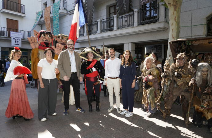 Mucho ambiente en el Mercado Goyesco que llevó a Torrejón a 1812