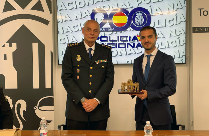 La Policía Nacional entrega un reconocimiento al alcalde de Torrejón por la colaboración y apoyo a esta institución