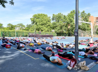 Numerosa participación en la primera edición del «Alcalá Yoga Day»