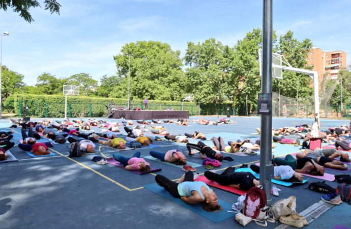 Numerosa participación en la primera edición del «Alcalá Yoga Day»