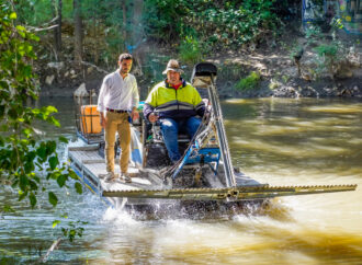 Así es el barco anfibio que lucha contra los mosquitos y la mosca negra en Torrejón
