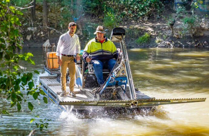 Así es el barco anfibio que lucha contra los mosquitos y la mosca negra en Torrejón