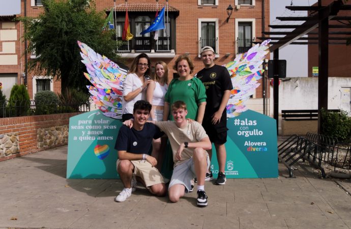 Alovera celebró la Semana del Orgullo con unas alas gigantes con plumas de los vecinos