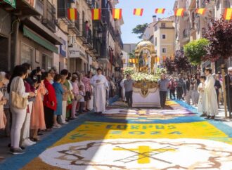 La procesión del Corpus Christi recorrió las calles de Guadalajara tapizadas con alfombras de colores