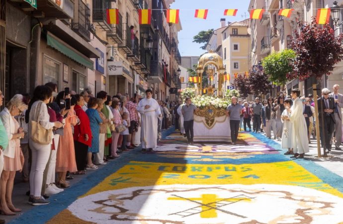 La procesión del Corpus Christi recorrió las calles de Guadalajara tapizadas con alfombras de colores