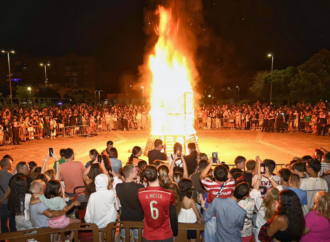La hoguera de San Juan puso fin a las fiestas del Distrito V en Alcalá