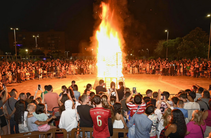 La hoguera de San Juan puso fin a las fiestas del Distrito V en Alcalá