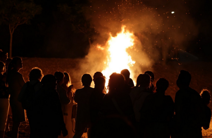 Hoguera de San Juan y queimada en la fiesta de la Asociación de Vecinos de Río Henares en Guadalajara