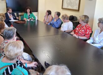 El Gobierno de Alcalá acuerda con los mayores incrementar las ayudas al programa de natación