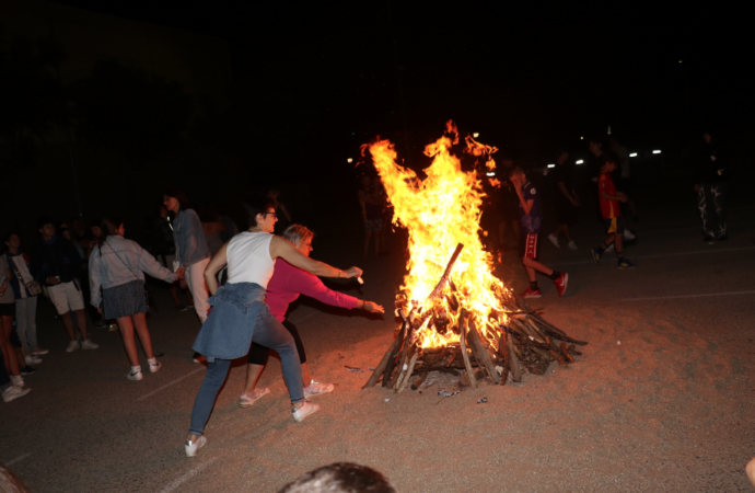 Quer celebró la Fiesta de San Juan con su tradicional hoguera