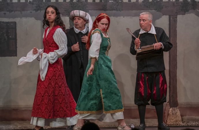 «Lo que el Quijote no cuenta» del Teatro TIA, llegó a Gilitos en Alcalá