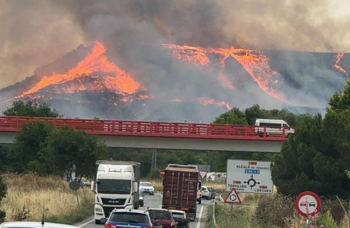 Un gran incendio arrasa el Cerro del Viso de Alcalá de Henares