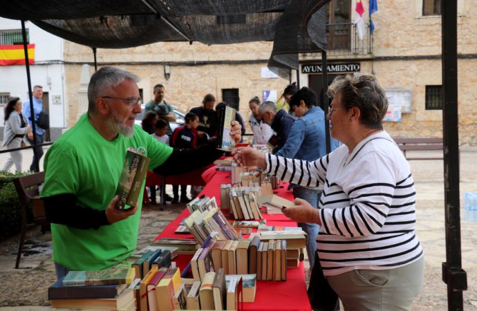 El mercado del libro de segunda mano cumplió diez años en Fuentenovilla