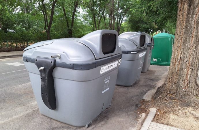 Medio Ambiente y Limpieza someten a un baldeo intensivo a las 700 paradas de contenedores de Alcalá