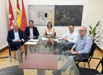 El Ayuntamiento de Alcalá y el Banco Santander firman el acuerdo de financiación del Plan Alcalá Mejora sus Barrios y del Plan de Aparcamientos