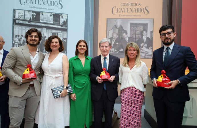 La Comunidad de Madrid reconoce a 3 comercios centenarios de Alcalá de Henares