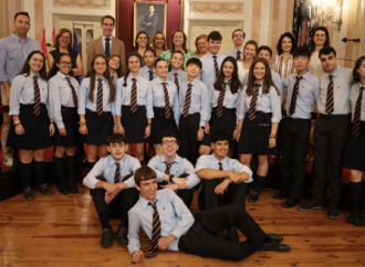 El Ayuntamiento de Alcalá de Henares recibe al Coro del Colegio Alborada tras ganar un premio
