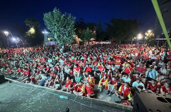 La Plaza Mayor de Alovera, con aforo completo, vibró al máximo con la selección española