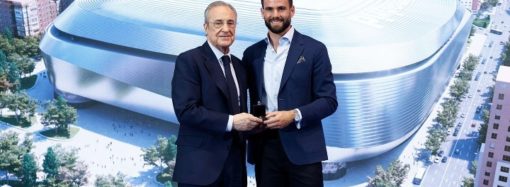 El alcalaíno Nacho Fernández recibe, entre lágrimas, el homenaje del Real Madrid