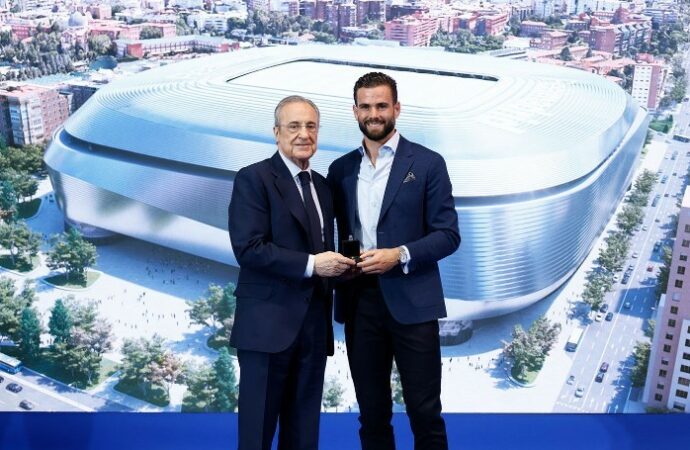 El alcalaíno Nacho Fernández recibe, entre lágrimas, el homenaje del Real Madrid