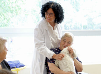 Terapia asistida con animales en el Hospital de Torrejón para personas mayores con depresión