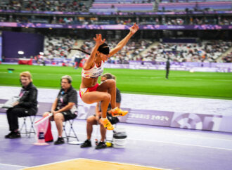 La atleta, Alba García Falagán, bronce en los Juegos Paralímpicos de París, homenajeada en el Ayuntamiento de Alcalá de Henares