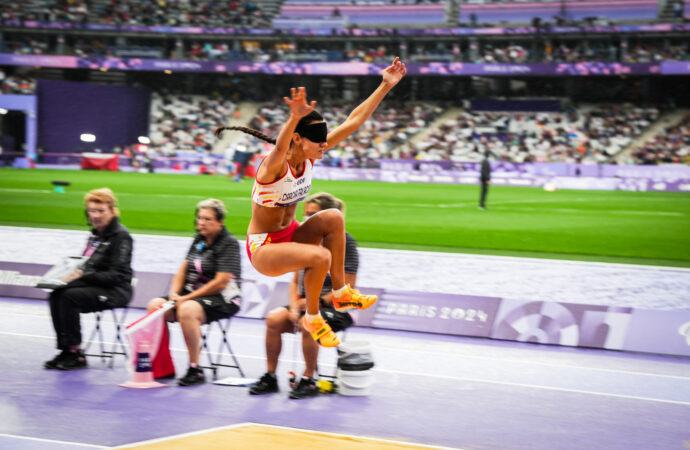 La atleta, Alba García Falagán, bronce en los Juegos Paralímpicos de París, homenajeada en el Ayuntamiento de Alcalá de Henares