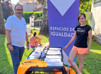La iniciativa «Espacios de Igualdad», en la piscina municipal de Guadalajara con una mesa informativa